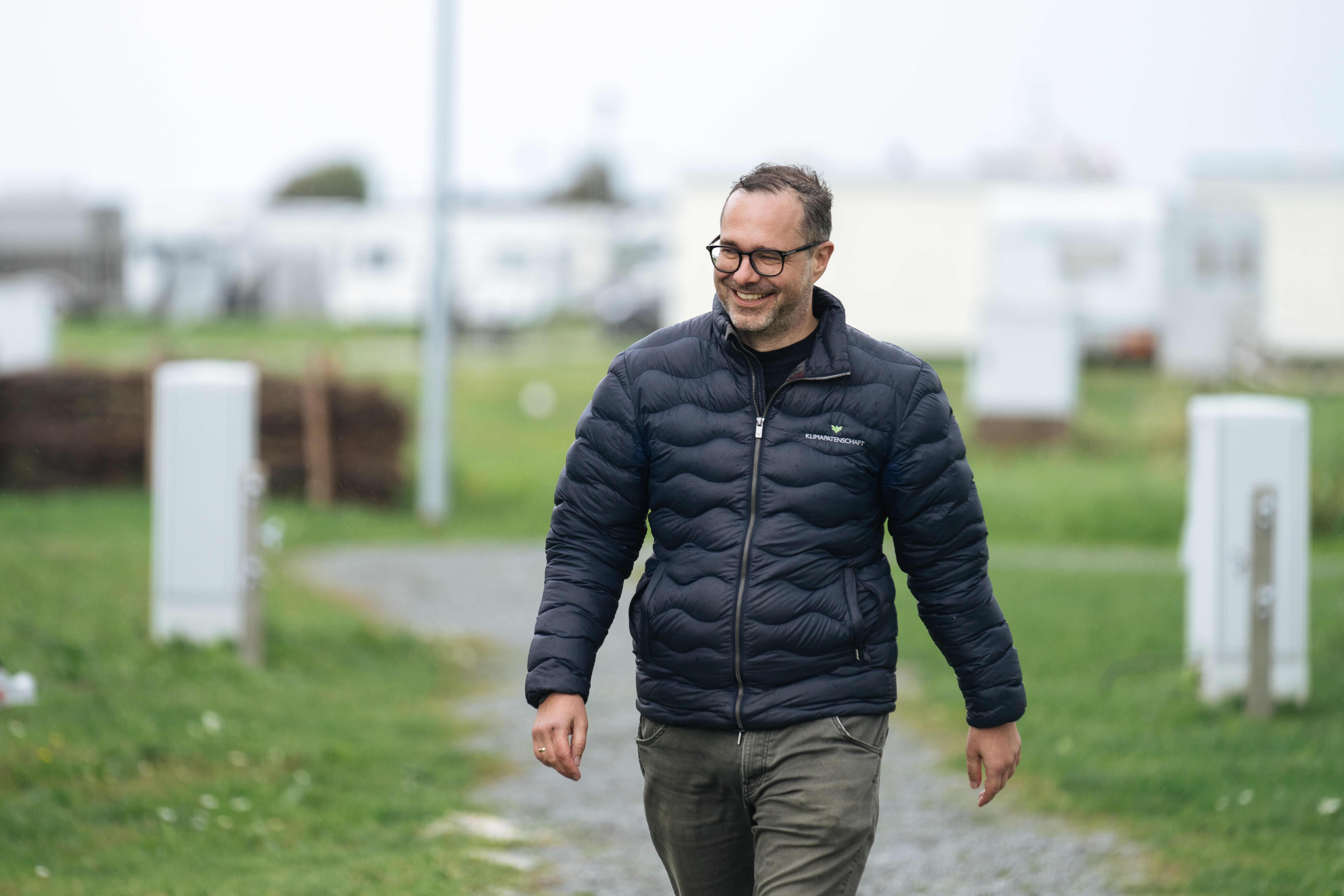 Jan Sadowski draußen vor Tiny Houses